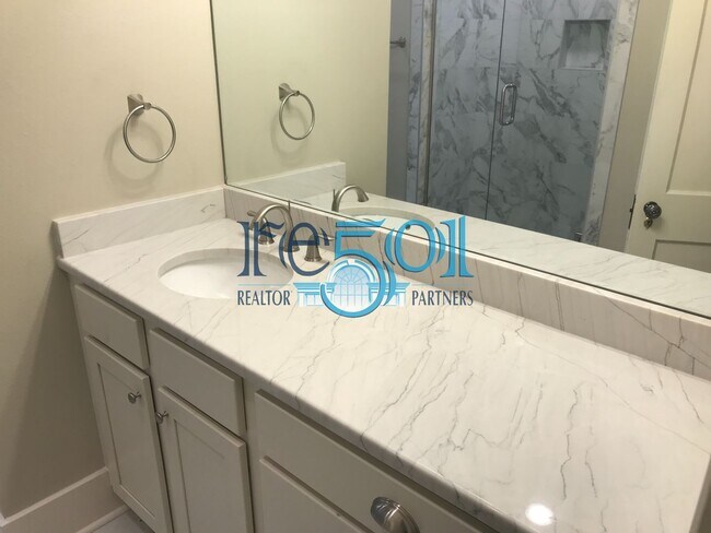 Building Photo - *New Price*  Newly Renovated Immaculate Co...