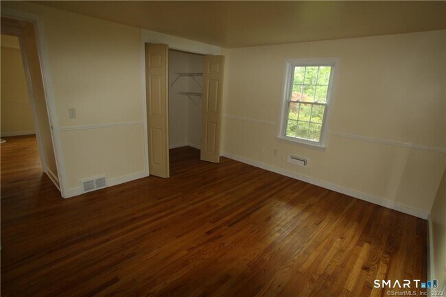 Building Photo - 6 Cherry Ln