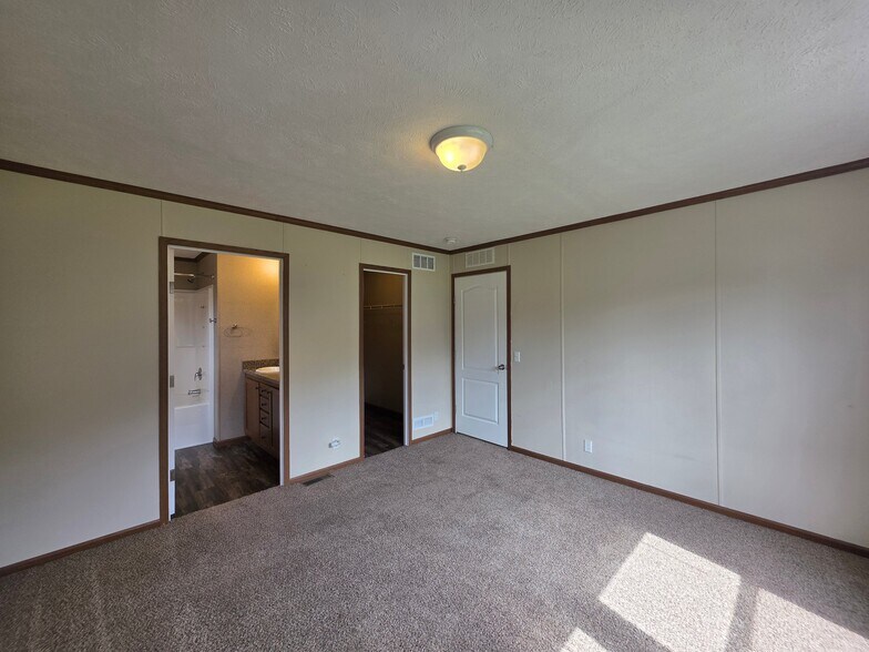 Building Photo - 429 Laurel Leah