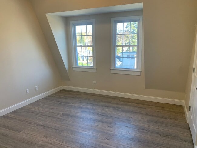 Building Photo - 129 Kenoza Ave