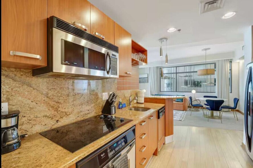 Building Photo - 1395 Brickell Ave