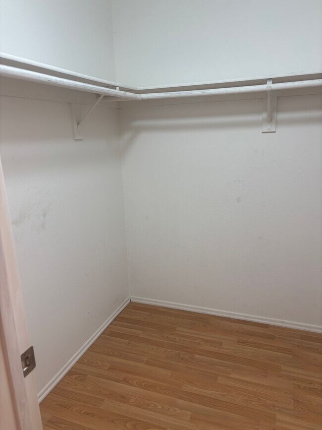 Building Photo - 4-BedroomSpacious Home