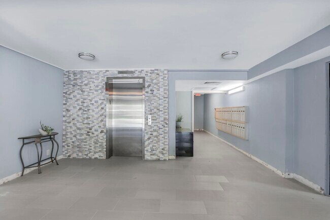 Building Photo - 2800 N Palm Aire Dr