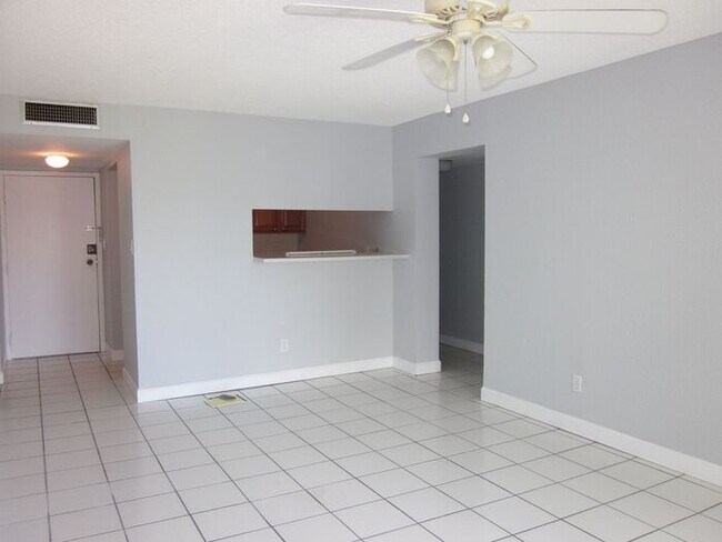 Building Photo - THE RACQUET CLUB - GATED COMMUNITY