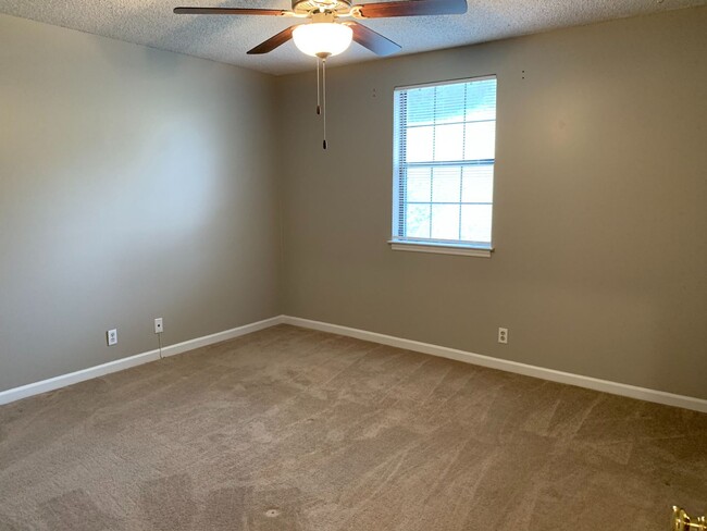 Building Photo - Convenient Brentwood Condo