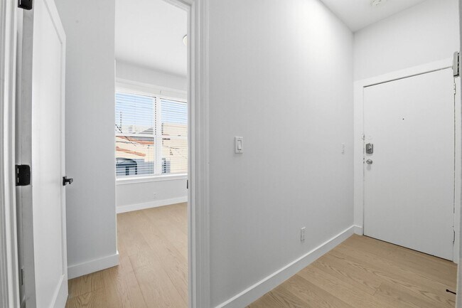 Building Photo - 381 Ivy St