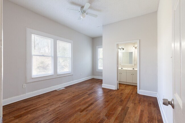 Building Photo - Spacious 3bd/2ba Bungelow w/ Rear Deck and Large Backyard!