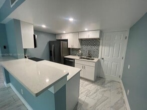 Building Photo - 330 Sunshine Dr