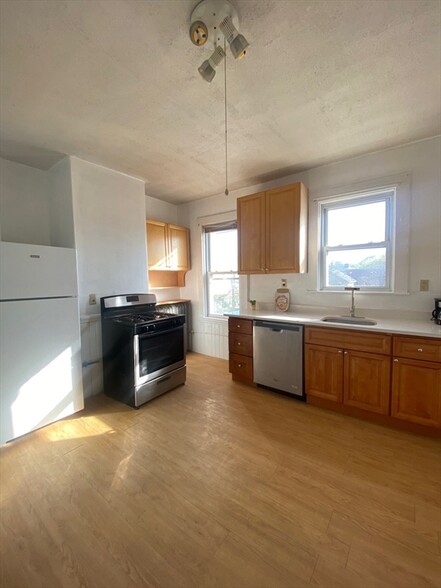 Primary Photo - 58 Aspinwall Ave