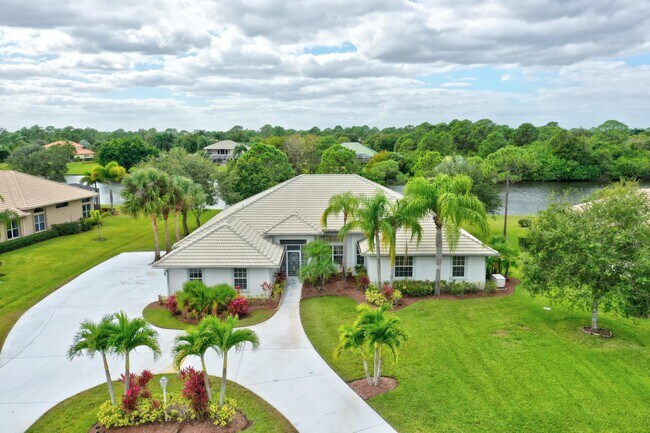 Building Photo - 8028 Plantation Lakes Dr