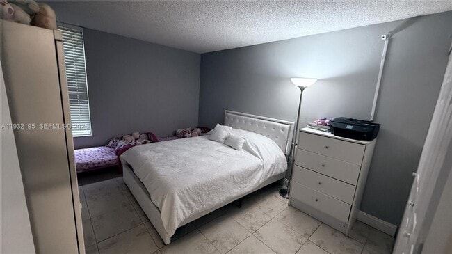 Building Photo - 8860 Fontainebleau Blvd