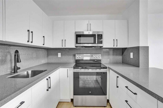 Building Photo - 1960 SW 68th Way