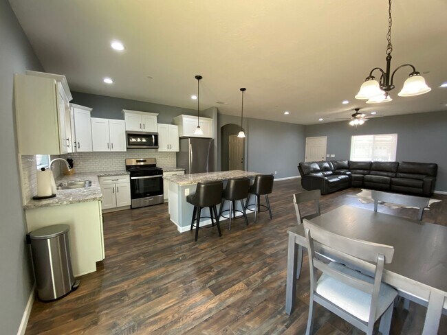 Building Photo - Newer home for rent in Visalia