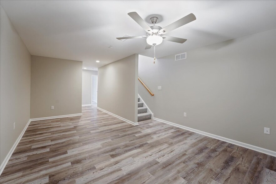 Building Photo - 552 Creek Rd