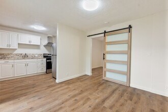 Building Photo - Catalina Apartments