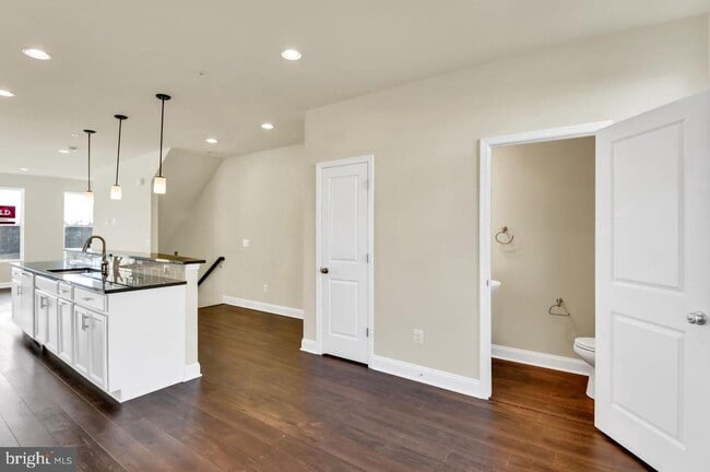 Building Photo - 611 E 7th St