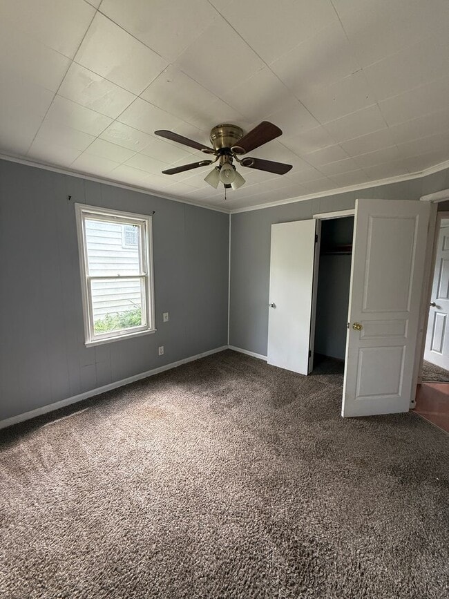 Building Photo - 2 bedroom/1 bathroom house/1 car garage