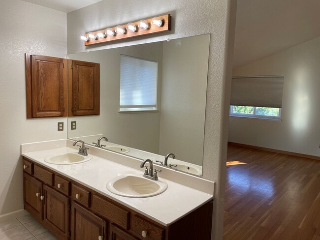 Building Photo - Large Foothills Home