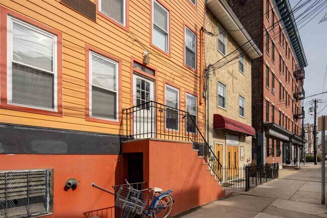 Building Photo - 342 4th St