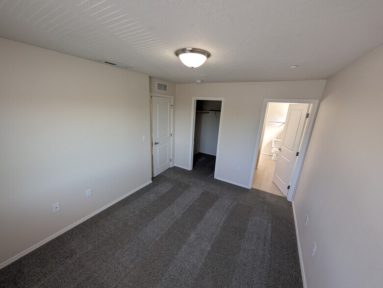 Building Photo - 1352 S Edgewater Cir