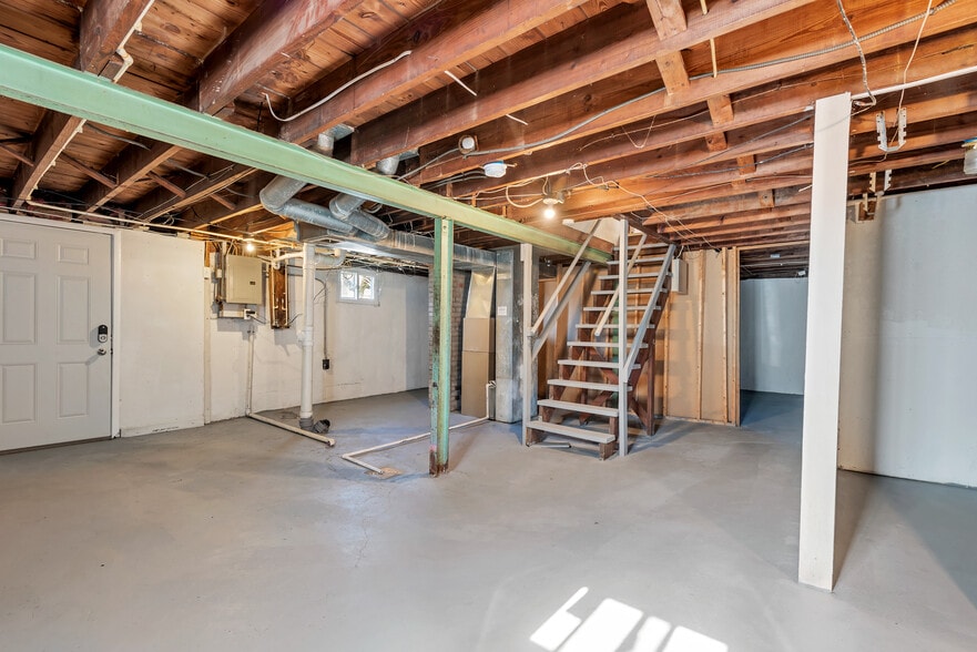 Building Photo - 7120 Roslyn Dr
