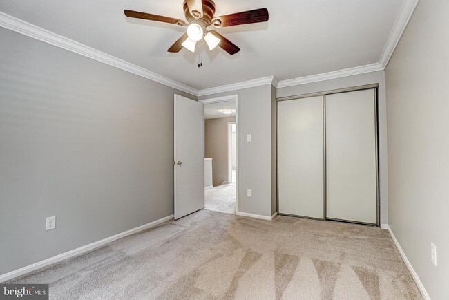 Building Photo - 41 Battersea Bridge Ct