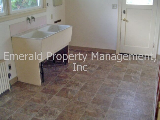 Building Photo - West Springfield near Autzen large home with basement