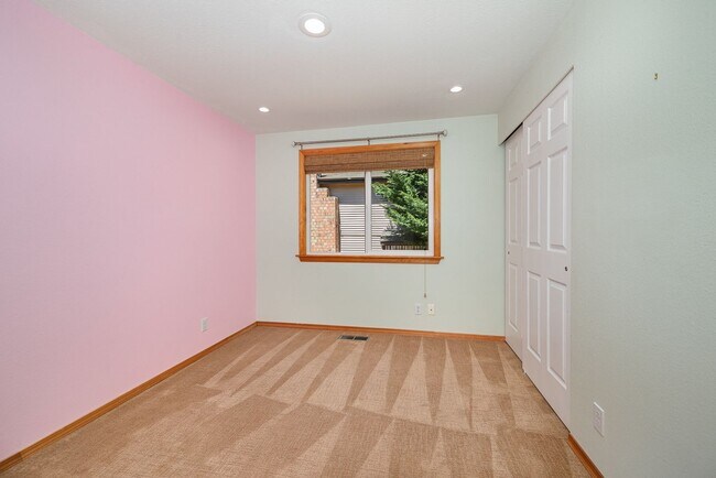 Building Photo - 5 Bed 3 Bath home In Bellevue Available Now