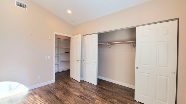 Building Photo - Gorgeous Single Story Condo in Folsom!