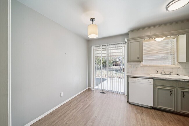 Building Photo - Adorable Home in Midtown!