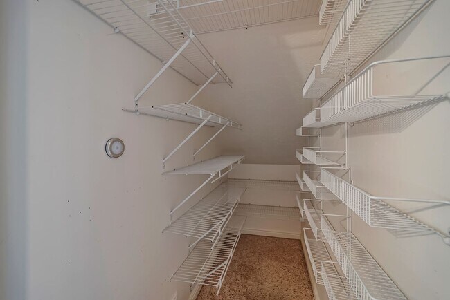 Building Photo - Beautiful Riverton Townhome in Gated Community w 1 car garage attached
