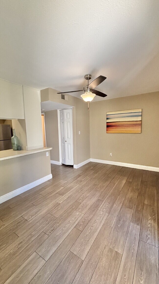 Building Photo - 2 Bedrooms Townhome Availble For Rent in I...