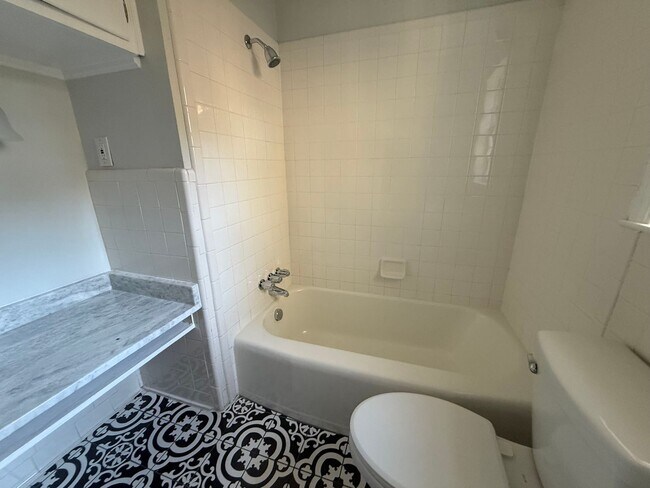 Building Photo - 2 Bedrooms, 2 Bathrooms - Home in Maplewood!