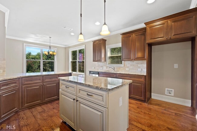 Building Photo - 2481 Lake Erma Dr