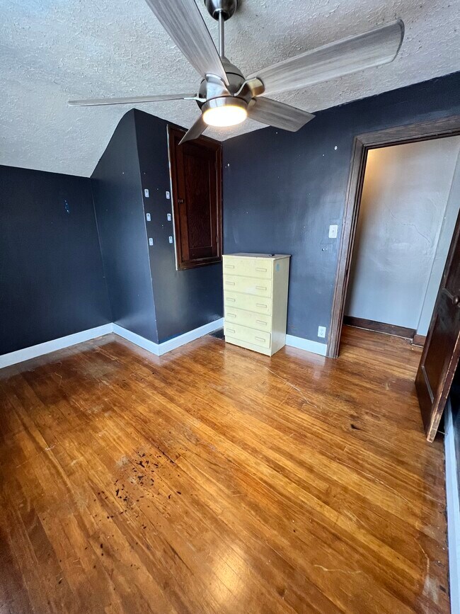 Building Photo - 517 N Bradley Ave