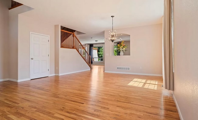 Building Photo - Huge room in a large shared home, private ...