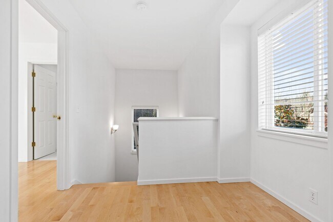 Building Photo - 3Bd/3Ba Seattle Townhome