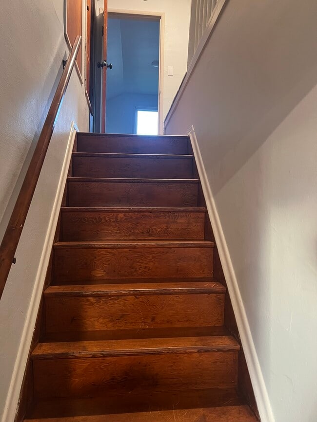 Building Photo - 929 E 57th St