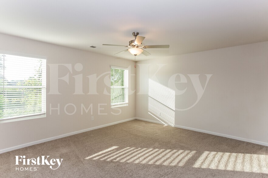 Building Photo - 10755 Rivergate Dr NW