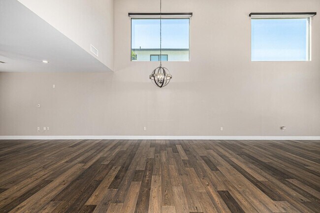 Building Photo - 3821 E Devonshire Ave