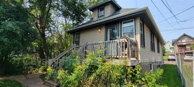 Building Photo - 617 E 8th St