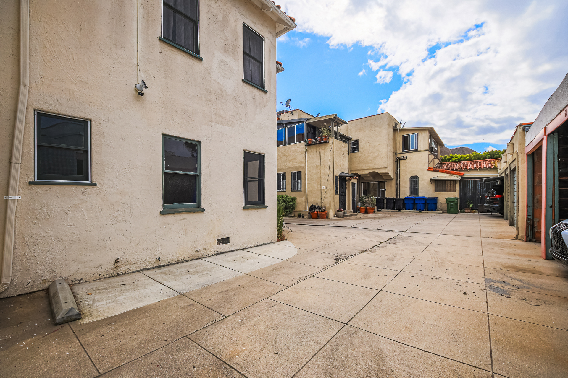 Building Photo - 6261 W Olympic Blvd