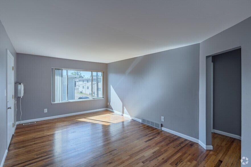2BR, 1BA - 840SF - Living Room - Philamer