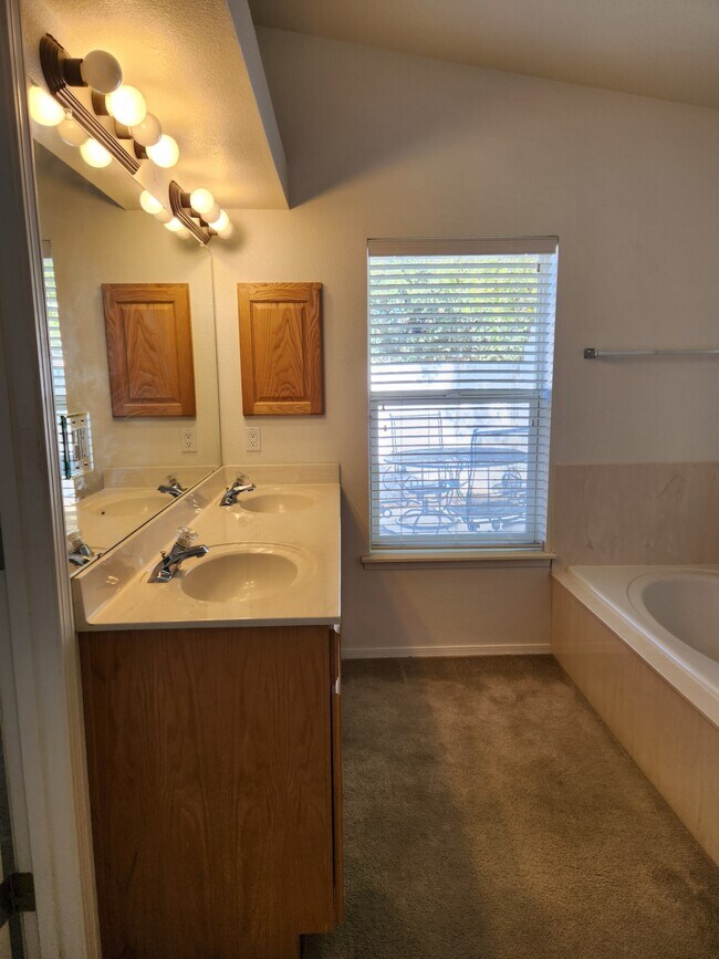 Building Photo - 7301 Quail Springs Pl NE