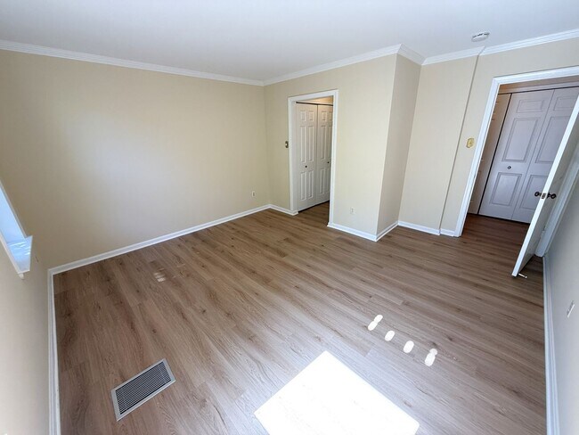 Building Photo - 2 Level, 2 Bedroom Hidden Gem in Dupont!