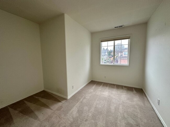 Building Photo - Large Three Bedroom Home in the Hills of West Salem