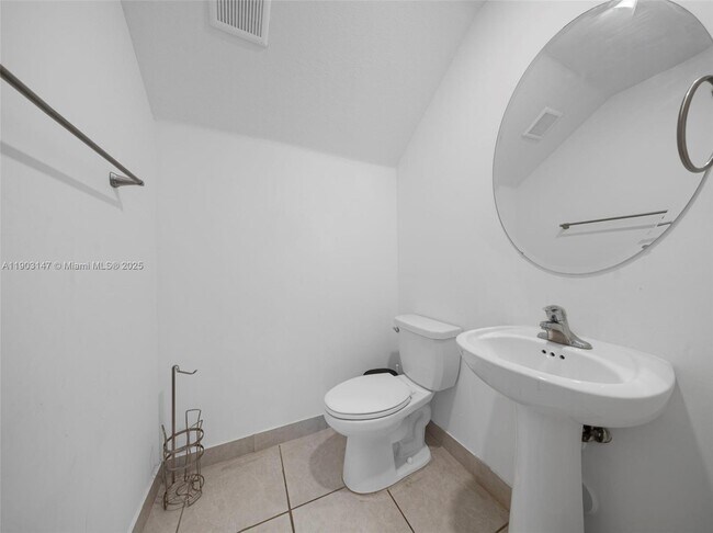 Building Photo - 1411 SE 26th Rd