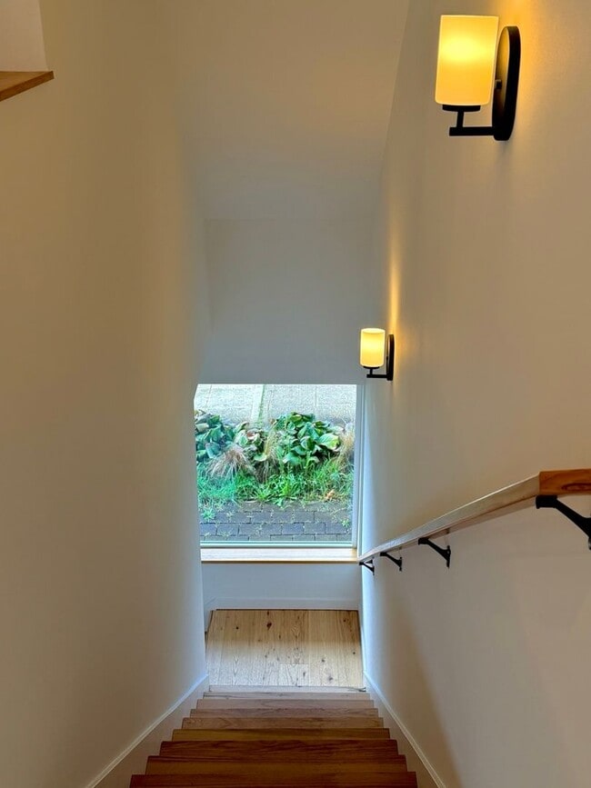 Building Photo - Modern 3-Level Townhome (2020) with Private Garage, Roof Deck & A/C