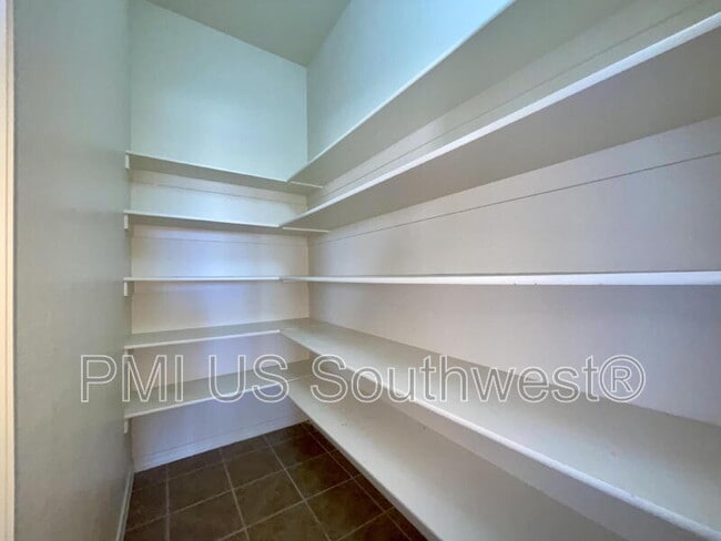 Building Photo - 2928 Esmerelda Dr