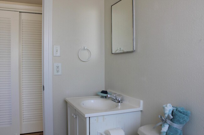 Building Photo - 651 Palm Dr